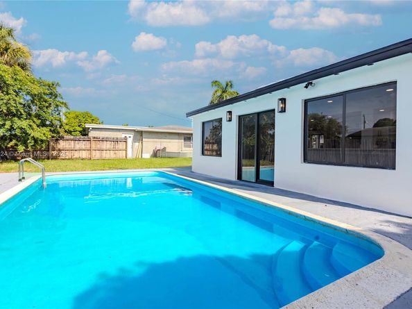 3565 NW 25th St, Lauderdale Lakes FL 33311
