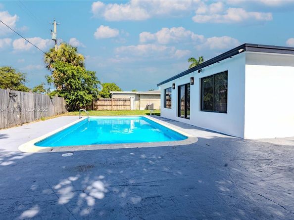 3565 NW 25th St, Lauderdale Lakes FL 33311