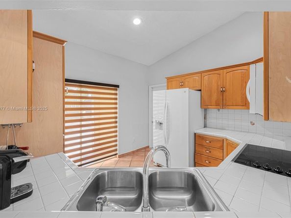10016 NW 51st Ter, Doral FL 33178