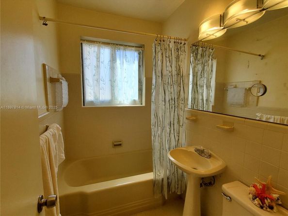 1846 Wiley St, Hollywood FL 33020