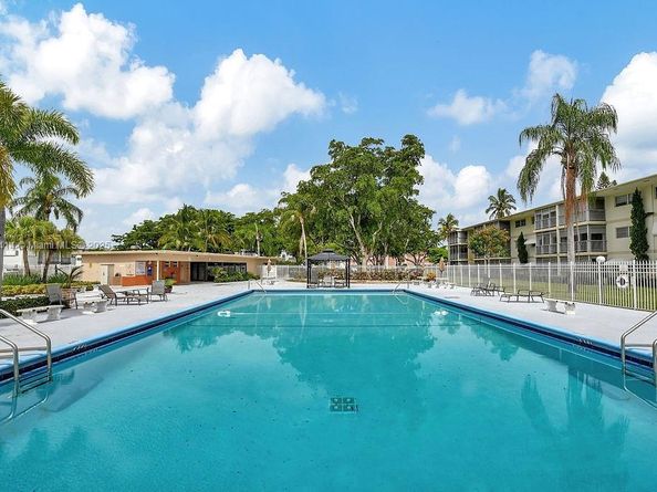 4800 Hillcrest Ln 210, Hollywood FL 33021