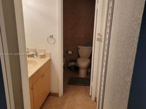 8425 NW 8th St 306, Miami FL 33126