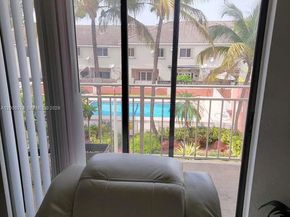 8425 NW 8th St 306, Miami FL 33126