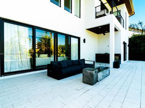 10151 SW 3rd St, Plantation FL 33324