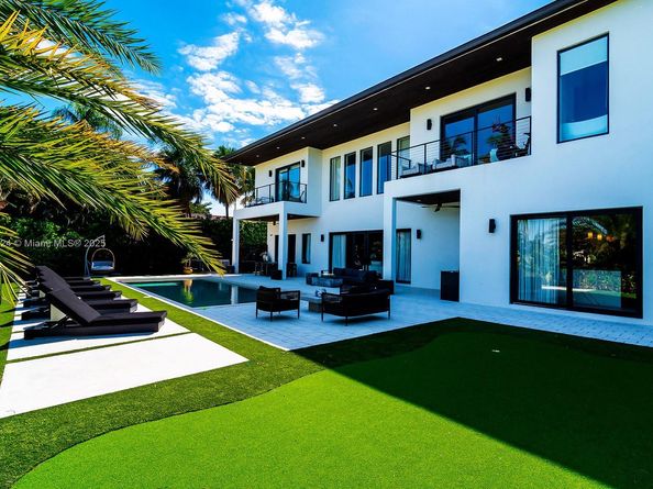 10151 SW 3rd St, Plantation FL 33324