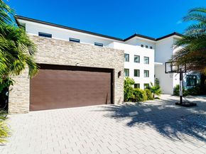 10151 SW 3rd St, Plantation FL 33324