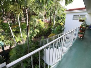 73 Edgewater Dr 3, Coral Gables FL 33133