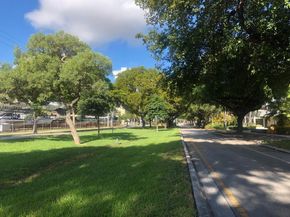 1975 NE 135th St 2D, North Miami FL 33181