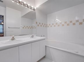 595 Racquet Club Rd 7419, Weston FL 33326
