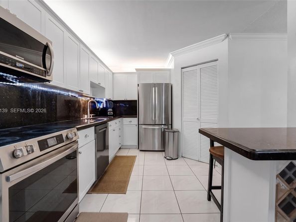 595 Racquet Club Rd 7419, Weston FL 33326