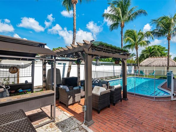 1770 NW 106th Ave, Pembroke Pines FL 33026