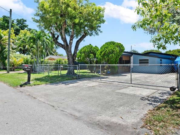 5614 Hope St, Hollywood FL 33021