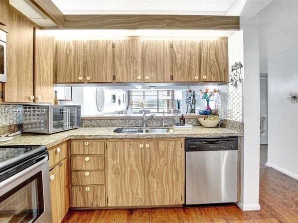 1532 Whitehall Dr 202, Davie FL 33324