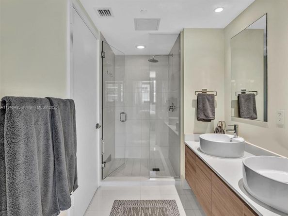 121 NE 34th St 2208, Miami FL 33137