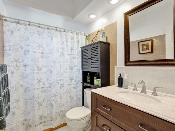 450 Paradise Isle Blvd 201, Hallandale Beach FL 33009