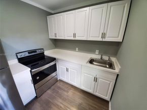 2425 NW 28th St, Miami FL 33142