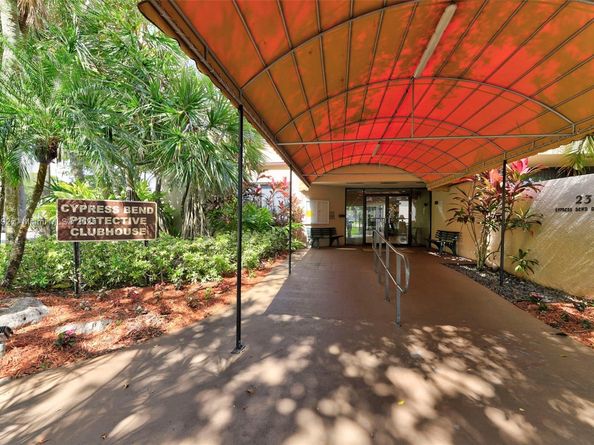 2206 S Cypress Bend Dr 301, Pompano Beach FL 33069