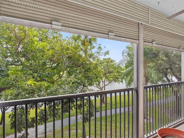 2206 S Cypress Bend Dr 301, Pompano Beach FL 33069