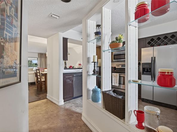 2206 S Cypress Bend Dr 301, Pompano Beach FL 33069