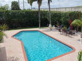 911 SW 51st Ave, Plantation FL 33317