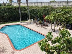 911 SW 51st Ave, Plantation FL 33317