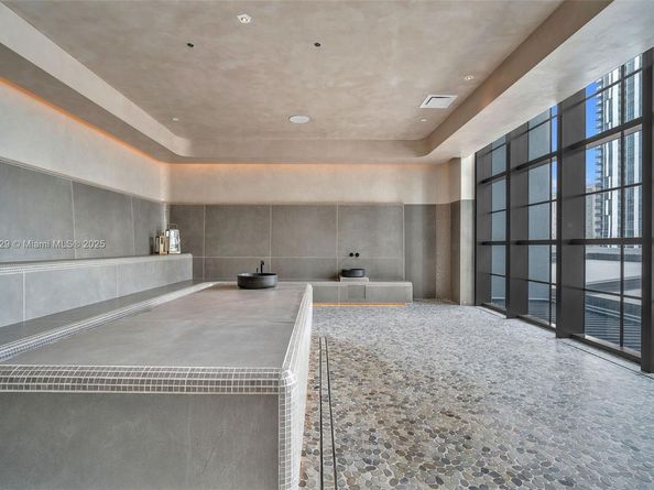 159 NE 6th St 2704, Miami FL 33132