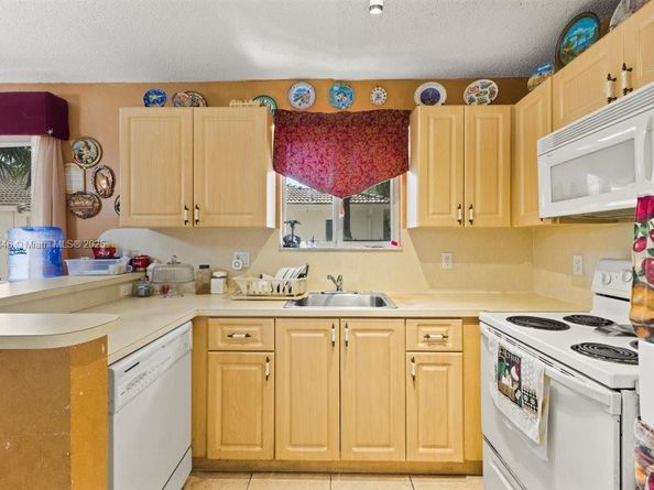 7780 NW 22nd Ct 201, Pembroke Pines FL 33024