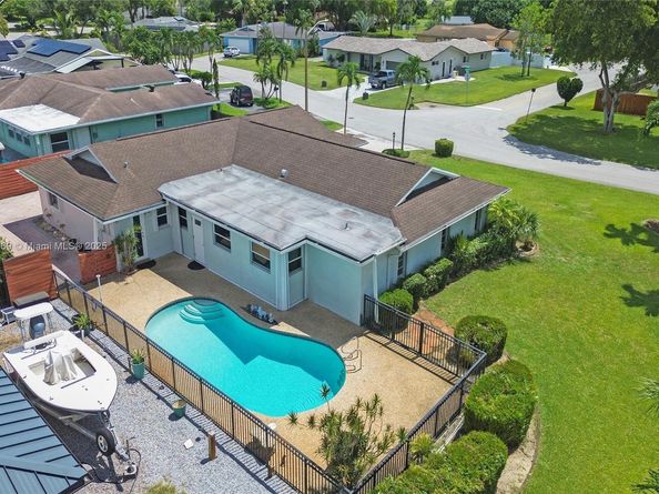2525 SW 86th Ave, Davie FL 33324