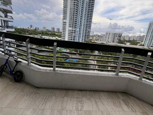 3600 NE Mystic Pointe Dr 1010, Aventura FL 33180