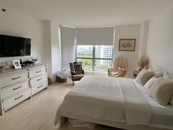 3600 NE Mystic Pointe Dr 1010, Aventura FL 33180