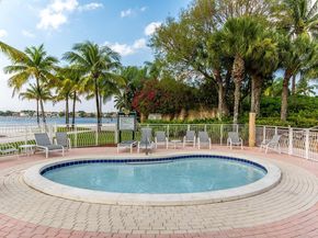 10794 NW 70th St, Doral FL 33178