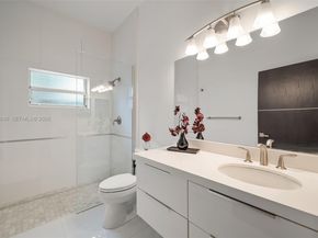 10794 NW 70th St, Doral FL 33178