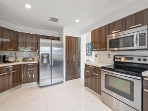 10794 NW 70th St, Doral FL 33178