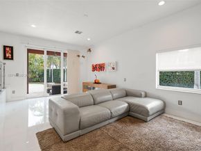 10794 NW 70th St, Doral FL 33178