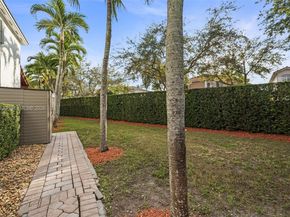 10794 NW 70th St, Doral FL 33178