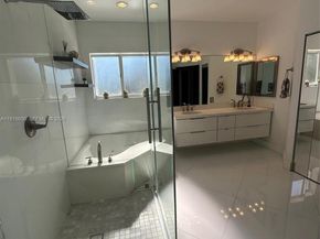 10794 NW 70th St, Doral FL 33178