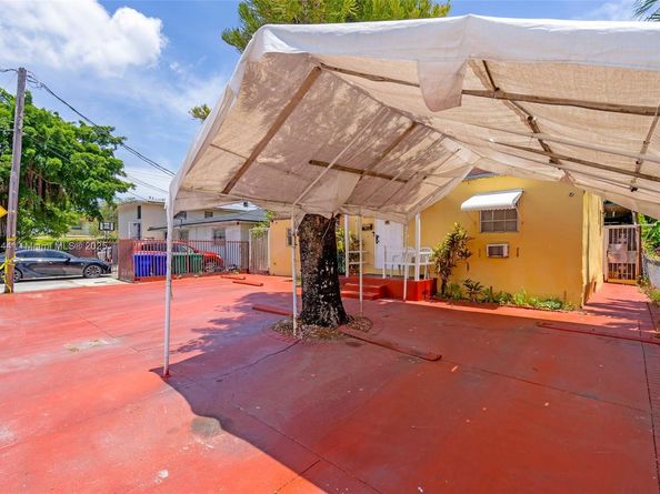 811 NW 24th Ct, Miami FL 33125