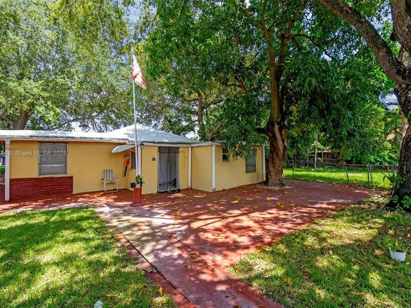 811 NW 24th Ct, Miami FL 33125