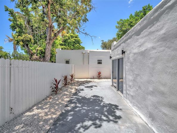 421 NW 59th St, Miami FL 33127