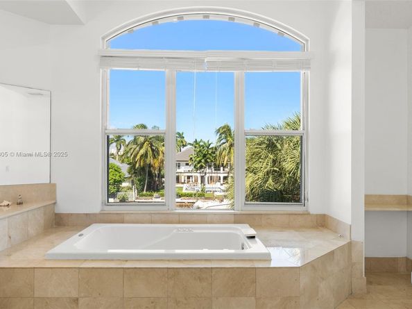 3745 NE 214th St 37, Aventura FL 33180