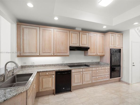 3745 NE 214th St 37, Aventura FL 33180