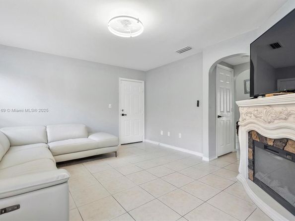19257 NW 14th St, Pembroke Pines FL 33029