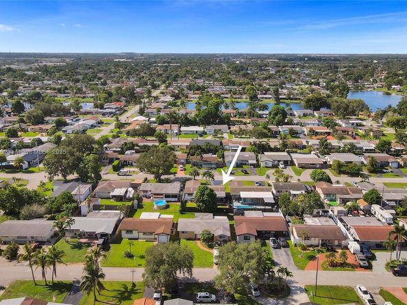 8571 NW 15th Ct, Pembroke Pines FL 33024