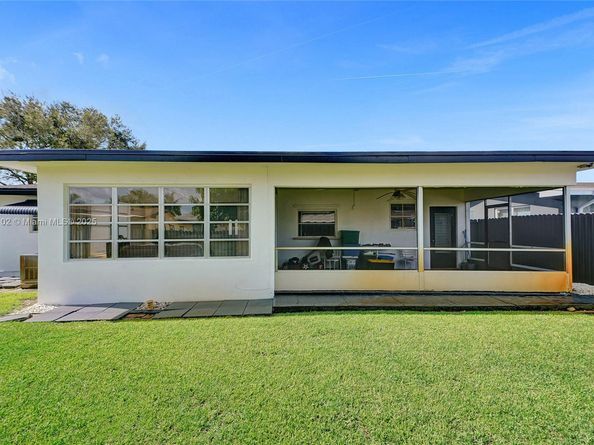 8571 NW 15th Ct, Pembroke Pines FL 33024