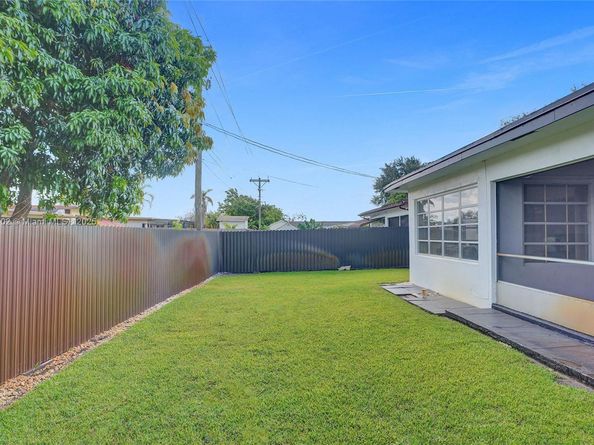 8571 NW 15th Ct, Pembroke Pines FL 33024