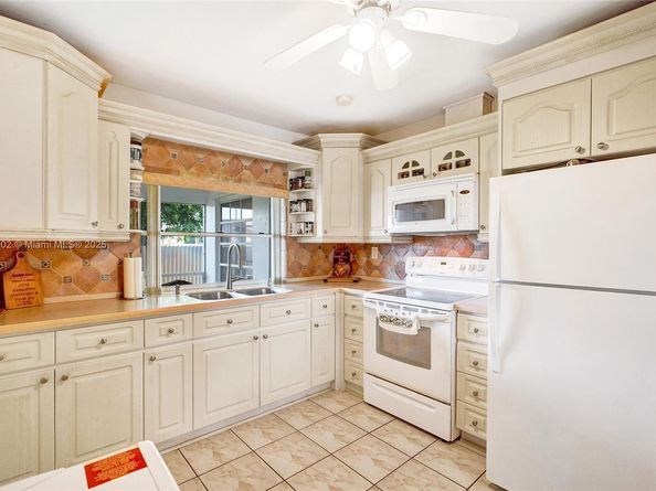 8571 NW 15th Ct, Pembroke Pines FL 33024