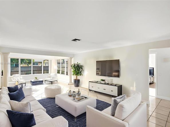 8571 NW 15th Ct, Pembroke Pines FL 33024