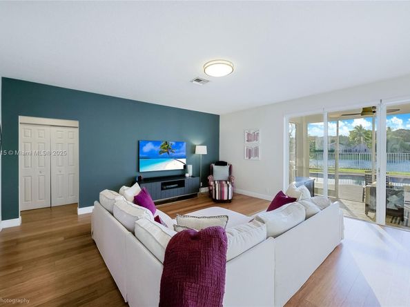 4394 Fox Ridge Dr, Weston FL 33331