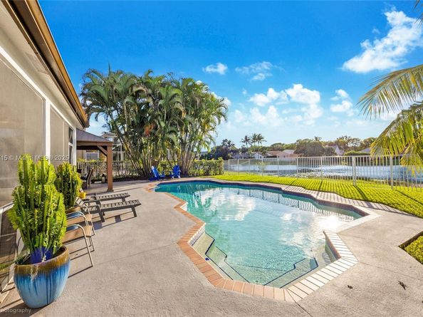 4394 Fox Ridge Dr, Weston FL 33331