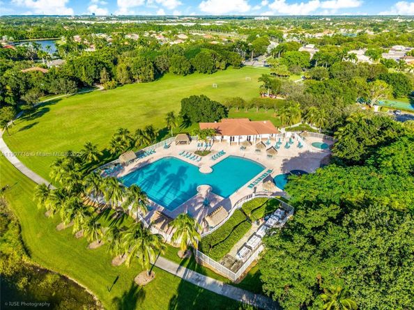 4394 Fox Ridge Dr, Weston FL 33331